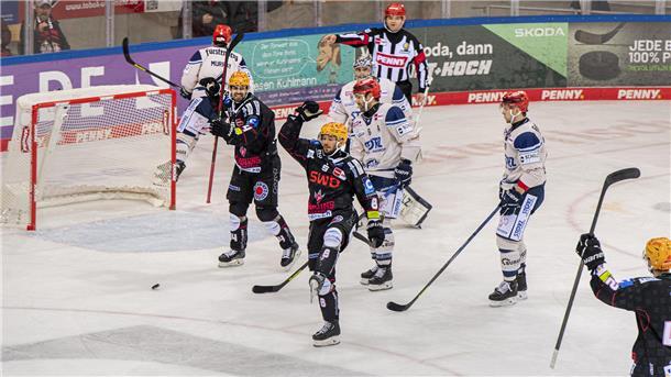 Schiemenz feiert bei seinem Debüt einen Sieg mit den Pinguins Wie so oft zwischen den Pinguins und Schwenningen war es auch diesmal ein Spiel, in dem es mehr kämpferische als spielerische Elemente gab. Nino Kinder (Mitte) schoss eines der beiden Pinguins-Tore.