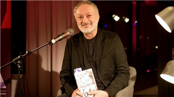 Wie soll das gehen, wirklich Abschied zu nehmen? Feridun Zaimoglu schreibt in seinem neuen Buch „Sohn ohne Vater“ über den Verlust eines geliebten Menschen.