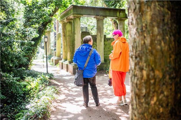 Wie verzaubert flanieren Anneke Ihlenfeldt (links) und Conny Wischhusen durch die von Regen und sonne berieselte Gartenlandschaft zwischen künstlichen Tempelruinen und skurrilen Skulpturen. Sie sind zum ersten Mal in Thieles Garten