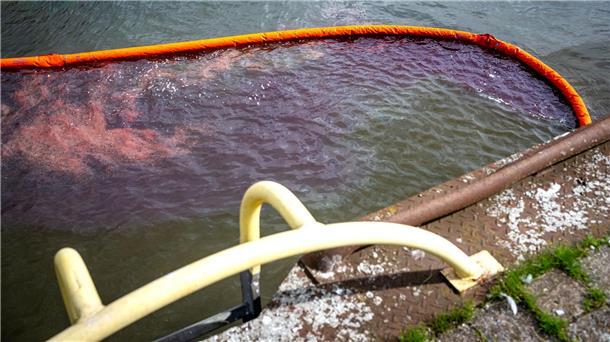 Kran versenkt Schlepper im Bremer Industriehafen Wie viel Öl ins Wasser gelang, ist noch unklar.