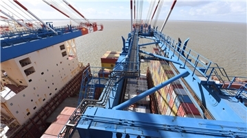 Containerbrücke über einem Schiff
