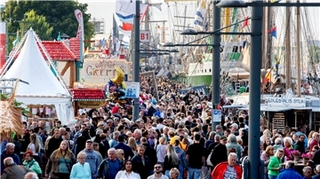 Eine Menschenansammlung am Neuen Hafen von Bremerhaven. 