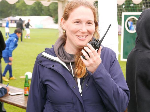 Wiebke Scheidl ist das Herz der vierzigköpfigen Hilfscrew des Tarmstedter Pfingsturniers und per Funk immer erreichbar.