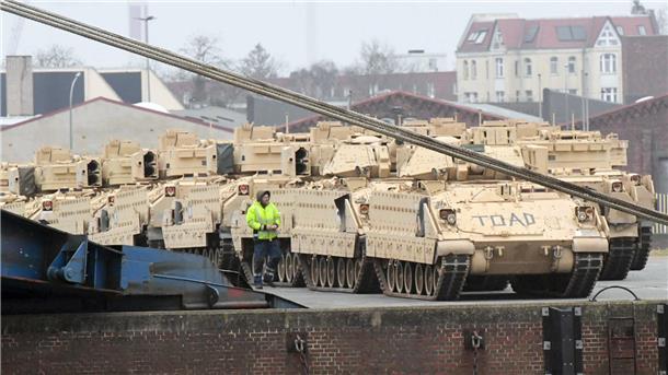 In die Ukraine? USA bringen via Bremerhaven viele Panzer und MaxxPro nach Europa Wieder füllt Militärgerät die weite Fläche der ABC-Halbinsel im Kaiserhafen von Bremerhaven.
