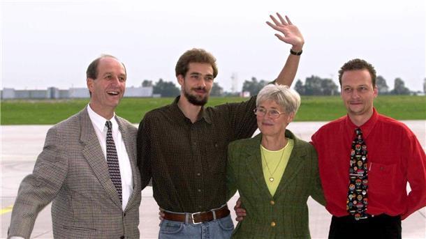 Wieder vereint: Marc Wallert (2.v.l.) stellt sich im September 2000 auf dem Flughafen von Hannover zusammen mit seinen Eltern Renate und Werner und seinem Bruder Dirk (r) zu einem Gruppenfoto auf. (Archivbild)