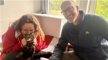 Kater Cupcake und seine Besitzerin 