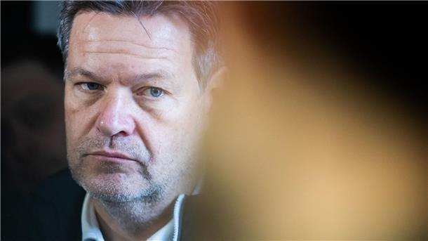 Habeck fordert Sanktionen beim Bezug russischen Urans Wieder zurück in Deutschland: Robert Habeck war zu einem zweitägigen Besuch in Kiew.