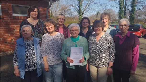 Wiedergewählte, neugewählte, geehrte und verabschiedete Rotkreuzler aus Hepstedt und Breddorf (hintere Reihe, von links): Britta Ringen, Anette Brüggemann, Kirsten Dittmer und Birgit Lünzmann sowie in der vorderen Reihe Hildegard Kühn, Gudrun Sievers, Elli Brase, Ute Höppner und Katharina Schwiering.