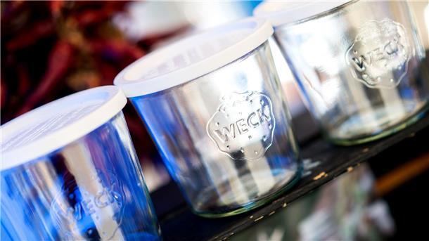 Hersteller der Weck-Gläser insolvent - Suche nach Investoren Wiederverwendbare Gläser stehen an einem Stand auf dem Oldenburger Wochenmarkt. Der Hersteller der bekannten Weck-Gläser hat Insolvenz angemeldet.