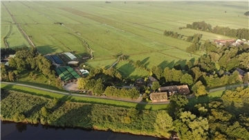 Ein Luftbild des Bremer Blocklands. Sehr viel Grün und ein Hof in der Mitte.