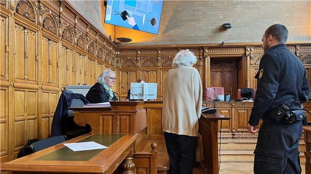 Angeklagter wird in den Gerichtssaal geführt.