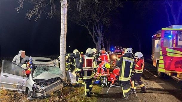 Wildwechsel führte zu schwerem Unfall auf der K75: Ein Fahrer wurde aus dem Wrack befreit und in eine Klinik gebracht. Beifahrerin leicht verletzt.
