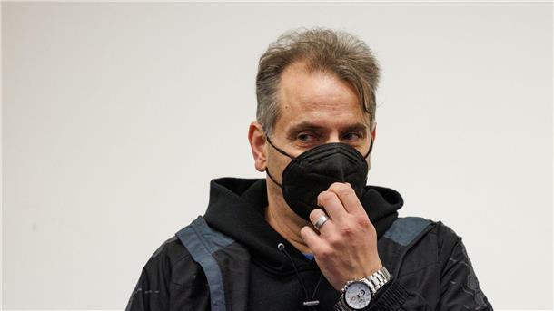 Sicherungsverwahrung für „Horrorhaus“-Täter angeordnet Wilfried W. steht in einem Saal vom Landgericht Paderborn.