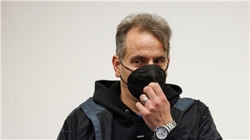 Wilfried W. steht in einem Saal vom Landgericht Paderborn.