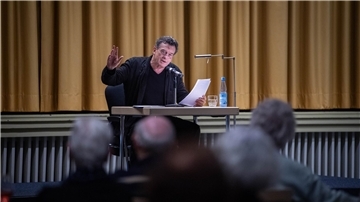 Wilhelm Genazino war ein eigenwilliger Autor. Der Schauspieler Thomas Sarbacher verleiht im während der Literarischen Wochen eine Stimme.