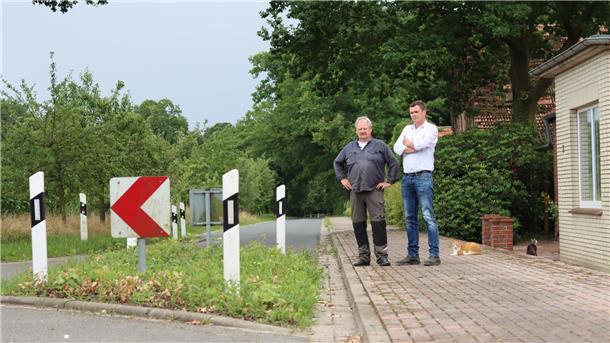 Gemeinderat lässt in Ehebrock zwei Eichen fällen: So reagiert ein Anwohner Wilhelm und Milan Steffens stehen an der Verkehrsinsel vor ihrem Haus. Mehr als 20 Jahre lang haben dort zwei Eichen gestanden. Beide Bäume sind nun weg - auch eine gesunde Eiche.