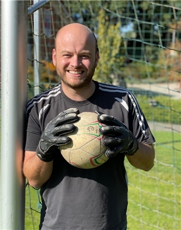 Das Foto zeigt Kevin Leonhardt als Torhüter. 