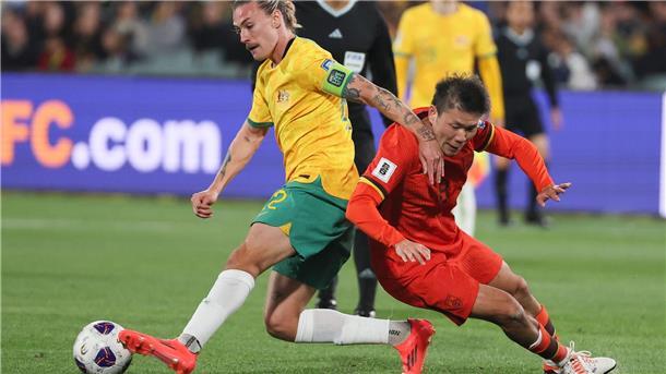 Debatte um Irvine: „Nichts, womit man zu tun haben möchte“ Will für Australien bei der WM spielen: Kapitän Jackson Irvine (l), hier im März 2025 gegen Chinas Li Yuanyi.