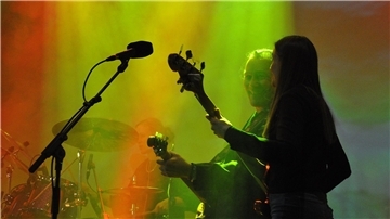Will Johns mit der Bassistin Julia Hofer und der Schlagzeugerin Anika Nilles beim Konzert im Braker Centraltheater.