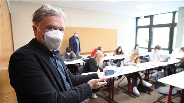 Willkommen zurück, Schüler: Der stellvertretende Schulleiter Andreas Haensch gibt den Blick in den Klassenraum der 11b mit Lehrer Carsten Depner im Kreisgymnasium Wesermünde frei. Foto Gehrke