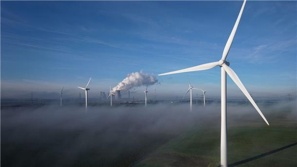 Windenergie, Solarstrom ... Die Energiekrise könnte laut der Internationalen Energieagentur eine Chance für die Energiewende darstellen.
