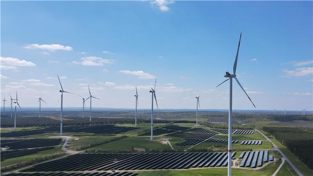 Windenergieanlagen und Solarparks auf der Hochfläche in Klettwitz bei Schipkau in Brandenburg.