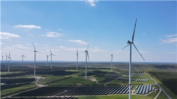 Windenergieanlagen und Solarparks auf der Hochfläche in Klettwitz bei Schipkau in Brandenburg.