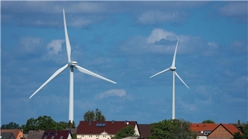 Windräder drehen sich nahe Dabergotz in Brandenburg.