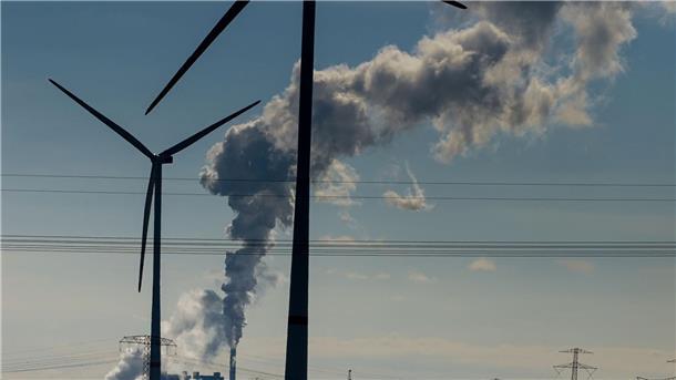 Bundestag beschließt Reform des Klimaschutzgesetzes Windräder im Energiepark Bad Lauchstädt, eine Stromtrasse und qualmende Schornsteine in einem Industriegebiet.