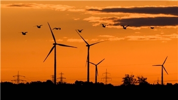 Windräder nahe der niedersächsischen Landeshauptstadt Hannover.