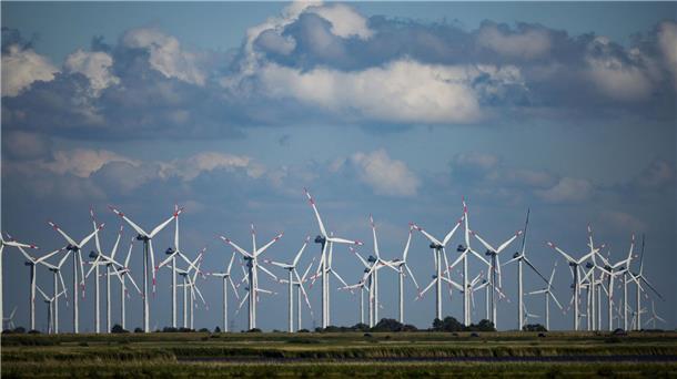 Windräder sich in einem Windpark an der Nordsee bei Bordelum.