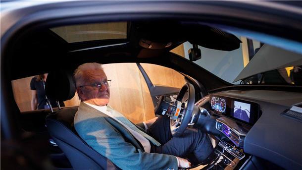 Winfried Kretschmann sitzt in einem Mercedes EQC.