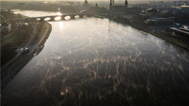 Bisher kälteste Nacht des Winters in Deutschland Winter in Dresden: Nebelschwaden ziehen bei Minustemperaturen über die Elbe.