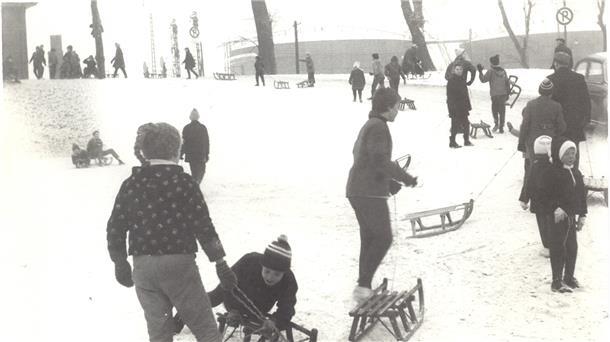 Wintervergnügen nahe des Bahnhofs an der Müllerstraße im Jahr 1964.