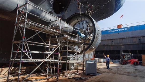 Mit großer Bildergalerie: „Polarstern“ in der Lloyd-Werft: Der Zustand muss nahezu perfekt sein Blick auf die Schraube eines Schiffes. Winzig wirkt der Mensch neben dem tonnenschweren Propellermodul der „Polarstern“.