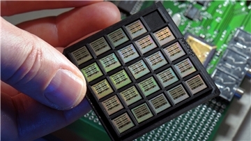 Winzige Mikrochips in einem Labor für Elektrotechnik/Informationstechnik (Symbolbild).