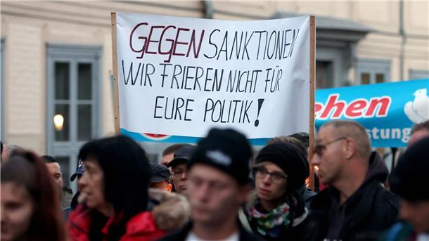 Krieg und Krisen bestimmten Einheitsfeier in Erfurt „Wir frieren nicht für eure Politik!“: Banner bei einer Demonstration in Schwerin.