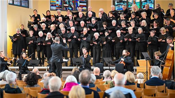 „Wir gehen hinauf gen Jerusalem...“: Der Bach-Chor Bremerhaven unter Leitung von Landeskirchenmusikdirektor David Schollmeyer setzt zum Auftakt des Kantaten-Konzertes in der Großen Kirche einen Bach‘schen Choralsatz.