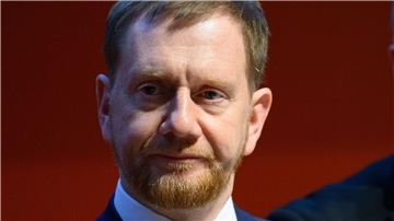 „Wir haben in den Jahren 2015 folgende miteinander einen Konsens erzielt, [...] dass die Grenze irgendwo bei 200.000 Personen ist, die wir hier gut integrieren können“, sagt der sächsische Ministerpräsident.