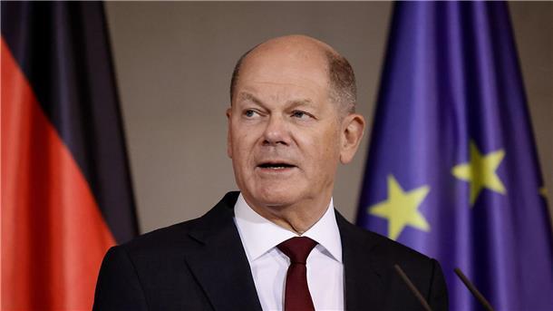 Scholz: Demokraten müssen gegen Fanatiker zusammenstehen „Wir lassen nicht zu, dass jemand das „Wir“ in unserem Land danach unterscheidet, ob jemand eine Einwanderungsgeschichte hat oder nicht“, sagt Kanzler Olaf Scholz.