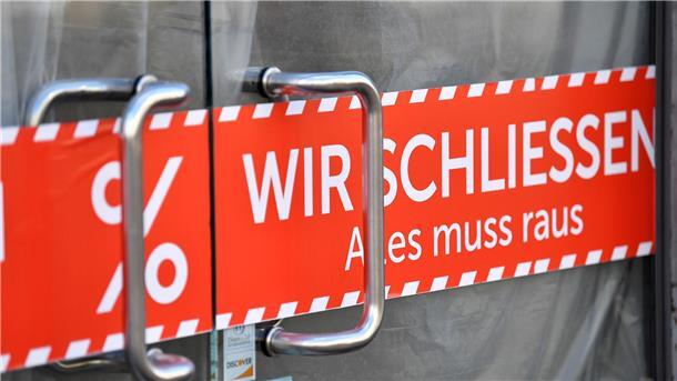 Kreditversicherer erwartet Anstieg der Firmenpleiten „Wir schliessen. Alles muss raus“ an der Tür eines Geschäfts. - Der Kreditversicherer Allianz Trade erwartet in Folge der jüngsten Turbulenzen am Bankenmarkt im laufenden Jahr mehr Firmenpleiten.