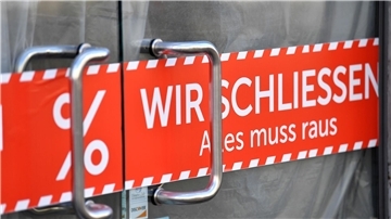 „Wir schliessen. Alles muss raus“ an der Tür eines Geschäfts. - Der Kreditversicherer Allianz Trade erwartet in Folge der jüngsten Turbulenzen am Bankenmarkt im laufenden Jahr mehr Firmenpleiten.