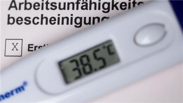 Rufe nach Fortsetzung von telefonischen Krankschreibungen „Wir sollten die Regelung nicht nur fortsetzen, sondern auch jenseits von Atemwegserkrankungen auf weitere akute Beschwerden ausweiten“, sagt der gesundheitspolitische Sprecher der Grünen-Bundestagsfraktion, Janosch Dahmen.