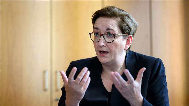„Wir sollten ein einfaches System entwickeln, das energieeffizientes Bauen, die Nutzung umweltgerechter und recycelter Baumaterialien und flächensparendes Bauen fördert“:  Bundesbauministerin Klara Geywitz.