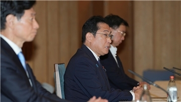 „Wir versprechen, dass der Staat bis zum Abschluss die volle Verantwortung übernimmt“: Japans Premierminister Fumio Kishida (M).