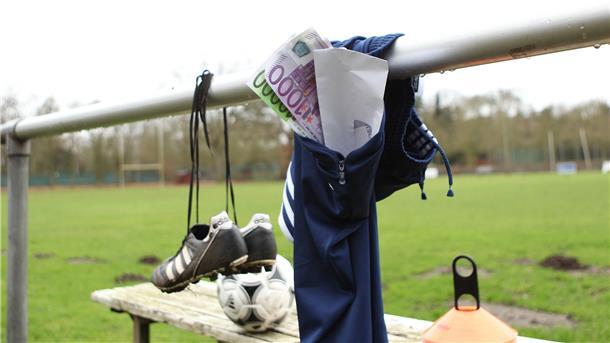 Geld steckt in einer Trainingshose