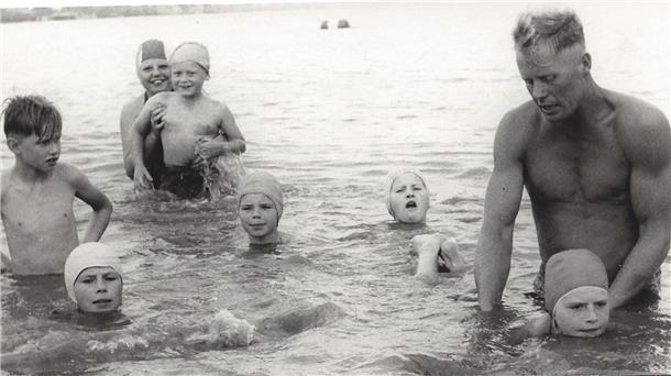 Wirkt nicht so, als ob es den Kindern Freude machte: Schwimmunterricht in der Weser im Nordenhamer Strandbad.