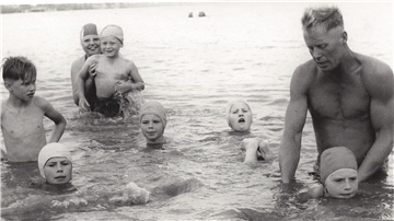 Wirkt nicht so, als ob es den Kindern Freude machte: Schwimmunterricht in der Weser im Nordenhamer Strandbad.