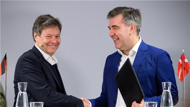 Deutschland und Dänemark vertiefen Energie-Partnerschaft Wirtschaftsminister Robert Habeck (Grüne, l) unterzeichnete zusammen mit dem dänischen Klimaminister Lars Aagaard eine Kooperationserklärung.