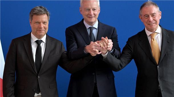 Trilaterales Ministertreffen: Autonomie der EU sichern Wirtschaftsminister Robert Habeck (l-r)kommt mit seinen Amtskollegen Bruno Le Maire aus Frankreich und Adolfo Urso aus Italien für ein trilaterales Treffen zur europäischen Industriepolitik zusammen.